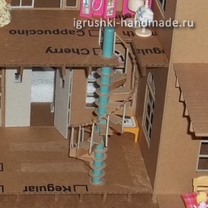 как сделать игрушечный домик для кукол из картонной коробки своими руками